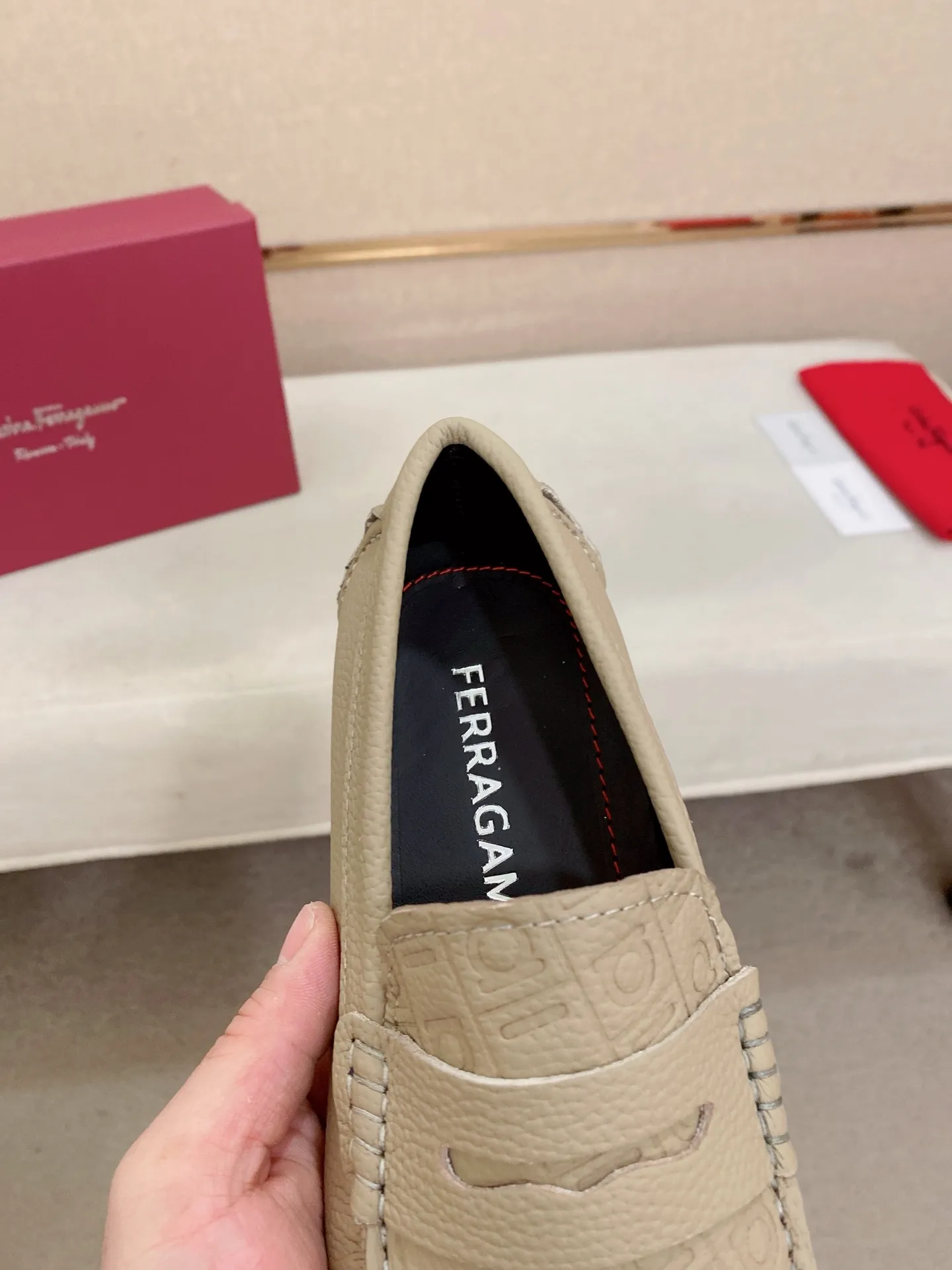 Men's shoes💰: 560💰High-end quality! Ferragamo🆕🆕Exclusive hot-selling products in stock🔥🔥New products on the shelves, high-quality Ferragamo men's pea shoes, high-end casual driving shoes, with complete packaging! 💪 💪 Material: imported first-layer pebbled cowhide 🐂 + imported high-quality water-dyed cowhide lining + wear-resistant outsole 👍🏻👍🏻 Features: high-end and comfortable, purely handmade 🚀 🚀 Create the perfect shoe that suits you best 🔥 🔥 Size: (38-44) 45 standard size can be customized!